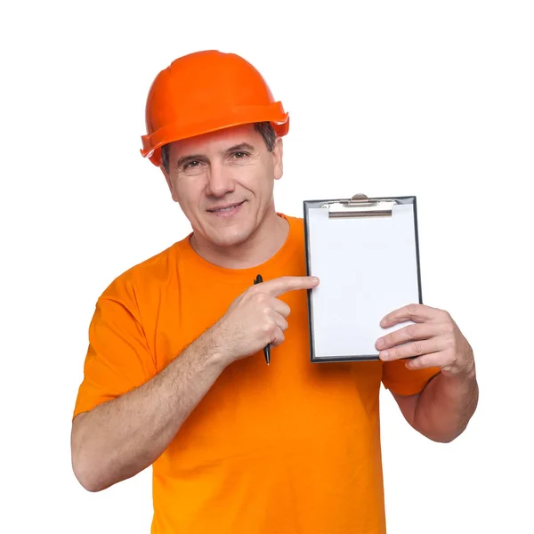 Portret uśmiechnięty przystojny pracownik w średnim wieku noszący pomarańczowy, twardy kapelusz, patrzący w kamerę i trzymający schowek — Zdjęcie stockowe