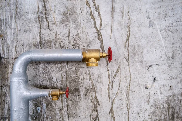 Dos tuberías de agua de metal del sistema extintor industrial —  Fotos de Stock