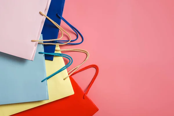 Cinco bolsas de compras de papel sobre fondo rosa con espacio de copia para marca o texto publicitario . — Foto de Stock