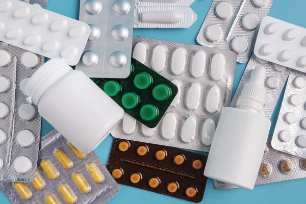 Куча различных форм и размеров лекарств в разных упаковках — стоковое фото