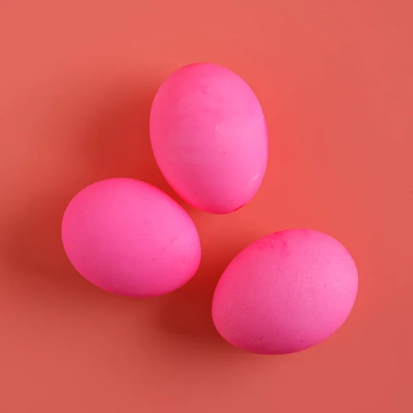 Три Пасхальных Яйца Розовом Фоне Плоский Уголок Вид Сверху — стоковое фото