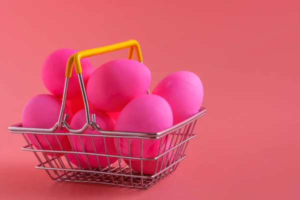 Bevásárlókosár Húsvéti Tojással Rózsaszín Háttérrel Húsvéti Vásárlás Eladás Másolás — Stock Fotó