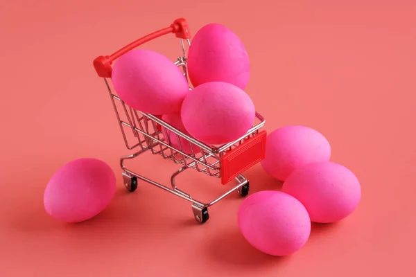 Húsvéti Tojás Rózsaszín Háttérrel Bevásárlókocsi Tojással Húsvéti Vásárlás Eladás Másolás — Stock Fotó
