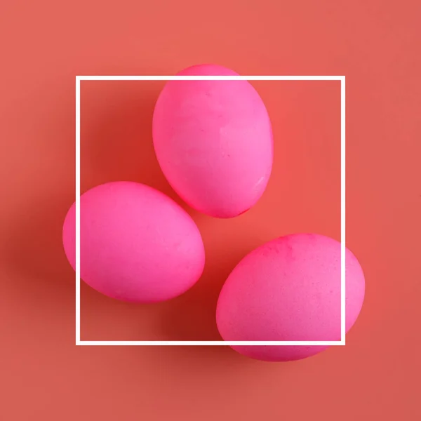 Três Ovos Páscoa Texto Fot Quadro Branco Fundo Rosa Flat — Fotografia de Stock
