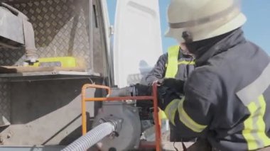 Yahotyn, Kyiv bölgesi, UKRAINE - 20 Mart 2020: itfaiye ekibi ilkbaharda kuru otları ve yanan ormanı söndürdü, yakın plan