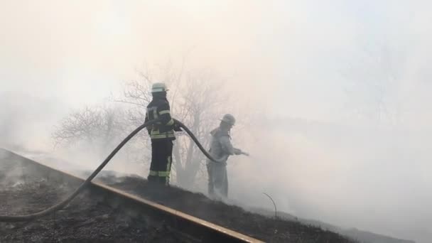 Yahotyn Kiev Ukraine Maart 2020 Twee Brandweerlieden Blussen Het Voorjaar — Stockvideo