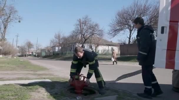 Yahotyn Kiev Ukraine Maart 2020 Brandweer Brandweerlieden Zetten Een Brandkraan — Stockvideo