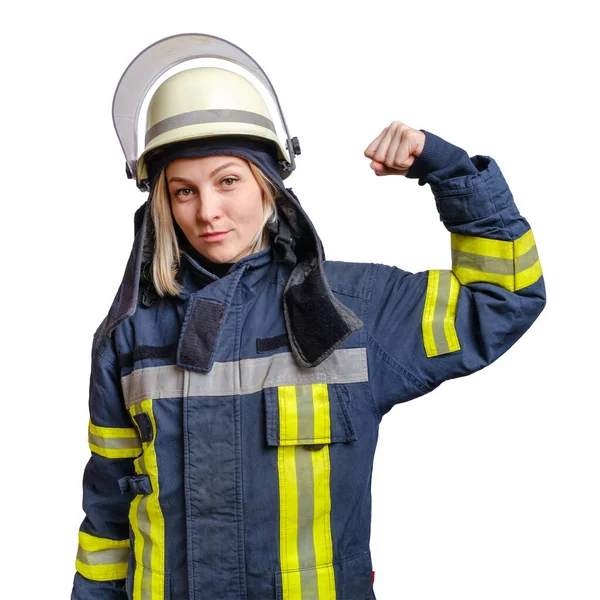 女性のパワーシンボルとして拳を示すヘルメットの魅力的なブロンドの女性の消防士 フェミニスト 女性の権利 抗議の概念 白地に隔離された — ストック写真