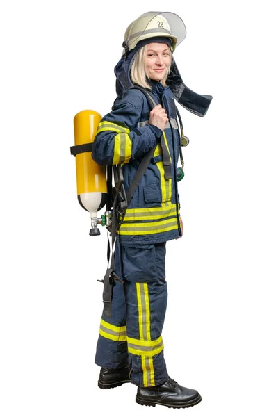 若いです女性消防士身に着けています制服とヘルメットとともに呼吸空気シリンダーアセンブリとフルフェイスピース呼吸器オン彼女の背中に白い背景に隔離 — ストック写真
