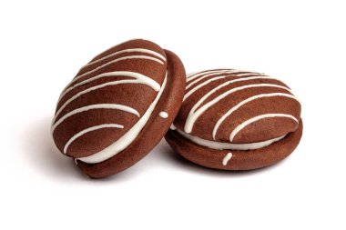 Beyaz arka planda izole edilmiş iki çikolatalı turta..