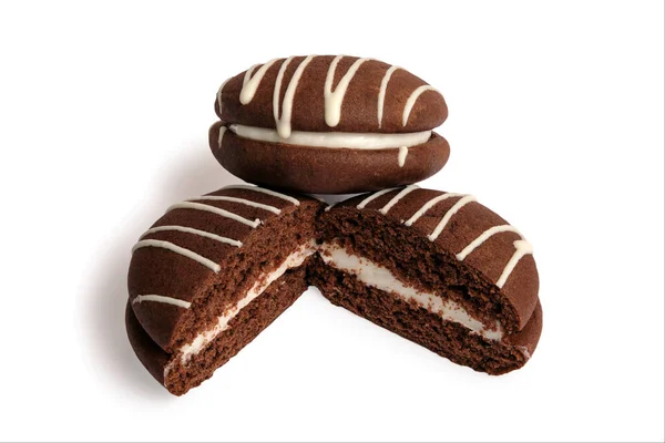 Две Половинки Шоколадных Пирогов Зефиром Заполнения Изолированы Белом Фоне — стоковое фото