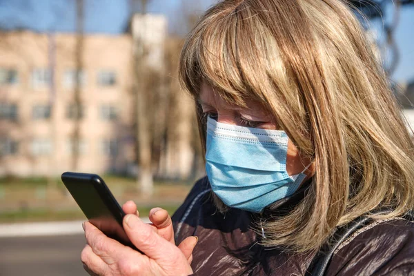 Kafkasyalı Yaşlı Kadın Coronavirus Salgınını Korumak Için Maske Takıyor Ailesi — Stok fotoğraf