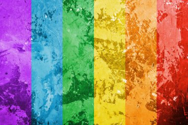 Beton arka planda lgbt sembolü olarak dikey çizgileri olan gay gökkuşağı bayrağı.