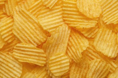 Altın patates cipsi yığını. Düz konum, üst görünüm, metin için boşluk kopyala