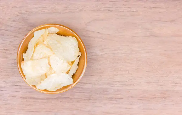 Potatischips på skål — Stockfoto