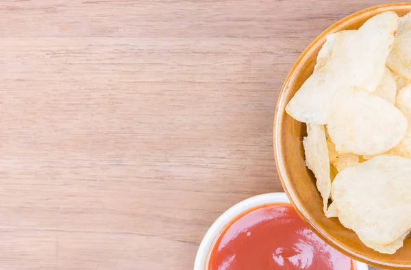 Haft potatis chip skål och ketchup — Stockfoto