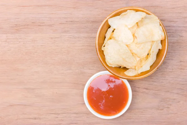 Potatischips på skål och ketchup — Stockfoto