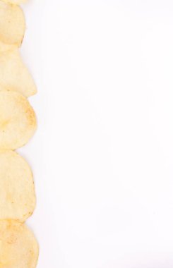 Beyaz arkaplanda patates cipsi