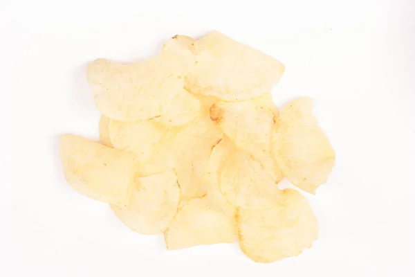 Potatis chips på vit bakgrund — Stockfoto