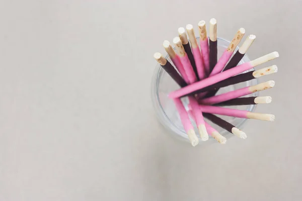 Çikolata ve pembe bisküvi sopa cam