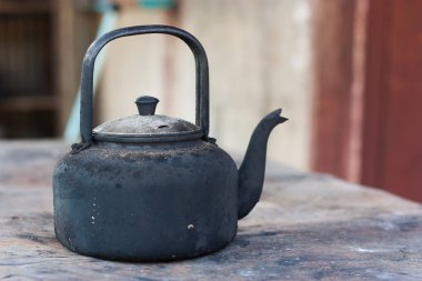 eski siyah renkli su ısıtıcısı