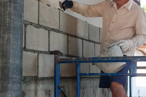 bir adam beton duvar İnşaat