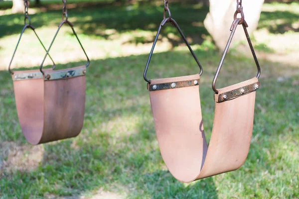 yeşil çim zemin üzerine salıncak