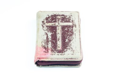 beyaz zemin üzerinde İncil