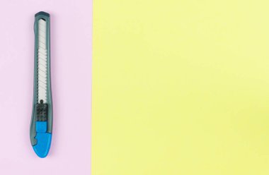 kesici bıçak pastel kağıt üzerine yerleştirilen  