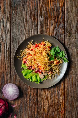 İştah açıcı makarna üzerine ahşap masa