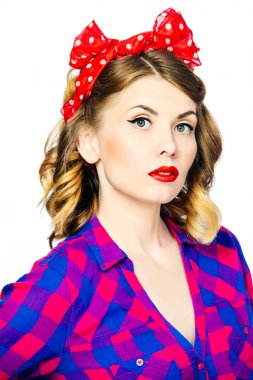 vintage makyaj ve saç modeli ile güzel bir pinup kadın portresi. Beyaz arka plan üzerinde izole