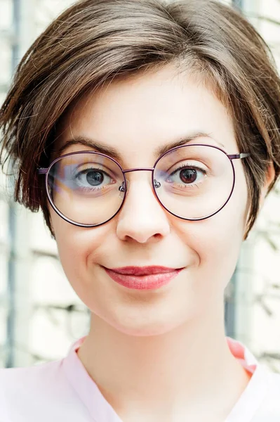 Porträt eines lächelnden Mädchens mit Brille — Stockfoto