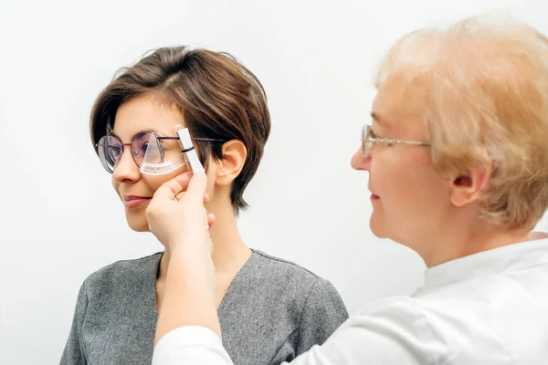 Oftalmolog kollar upp patienten på ögonläkarens sjukhus. — Stockfoto