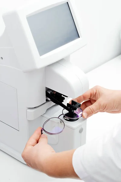 Instrumento oftalmológico profesional en consultorio clínico y óptica. Gafas de medición ópticas . — Foto de Stock