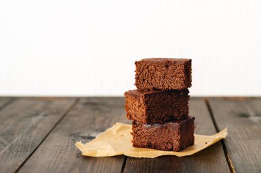 Brownie, siyah ahşap bir masada çikolatalı kek.