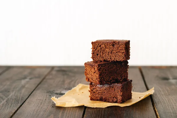 Brownie, čokoládový dort na tmavém venkovském dřevěném stole Royalty Free Stock Fotografie