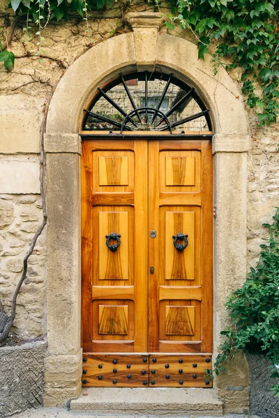 Öreg fa ajtó egy kő fal borostyán — Stock Fotó