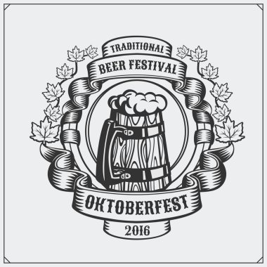 Oktoberfest bira bardağı ile Retro etiketi.