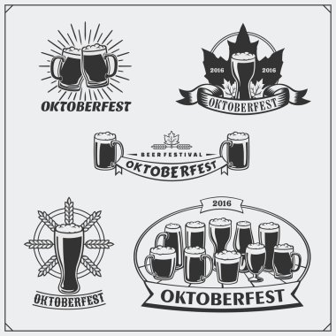 Oktoberfest için Retro etiketlerle bira bardağı ve gözlük.