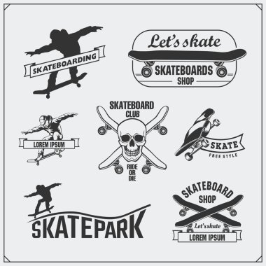 Kaykay etiketleri, amblemler, rozetleri ve tasarım öğeleri koleksiyonu. Bir kaykaycı silüeti.