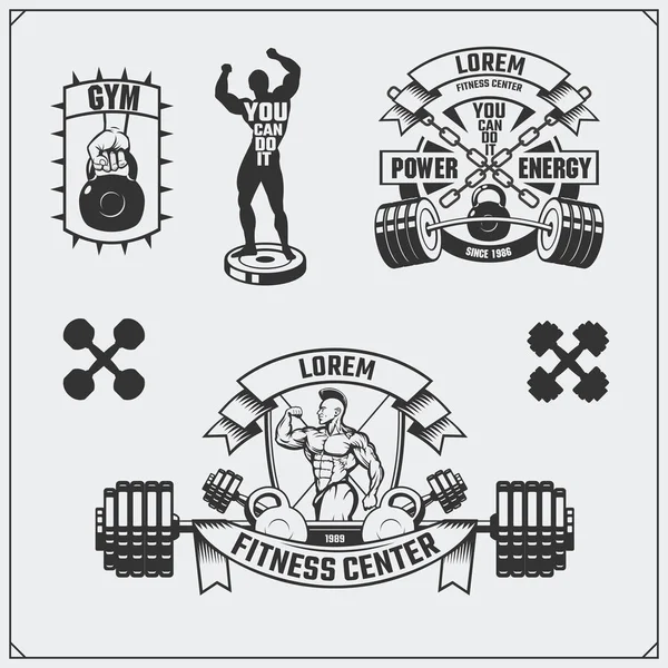 Collection d'étiquettes de fitness, emblèmes, badges, logos et éléments de design en noir et blanc. Illustration et silhouette du bodybuilder . — Image vectorielle