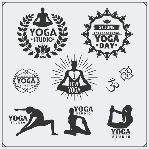 一套瑜伽标签、 徽标和瑜伽或健身工作室的设计元素. — 图库矢量图片
