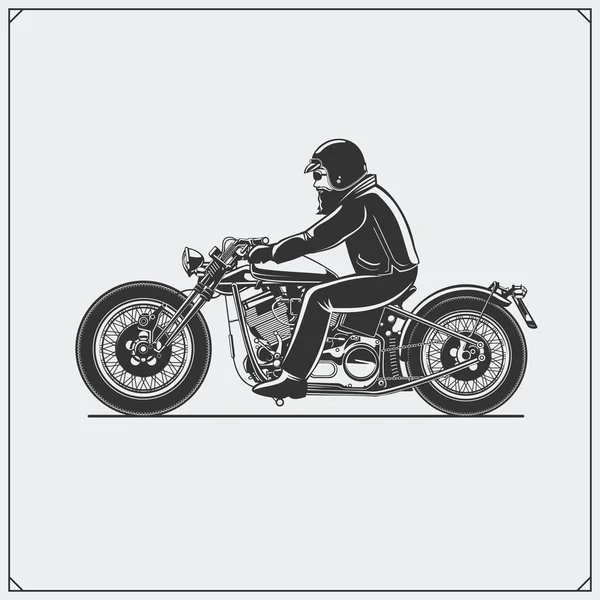 Motorcykelföraren med racer hjälm på motorcykel. Emblem av bikers club. Vintage stil. Monokrom design. — Stock vektor