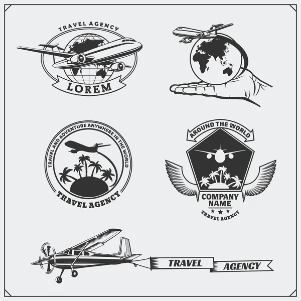 Etiquetas de viagem de avião, emblemas, emblemas e elementos de design. Estilo vintage . —  Vetores de Stock