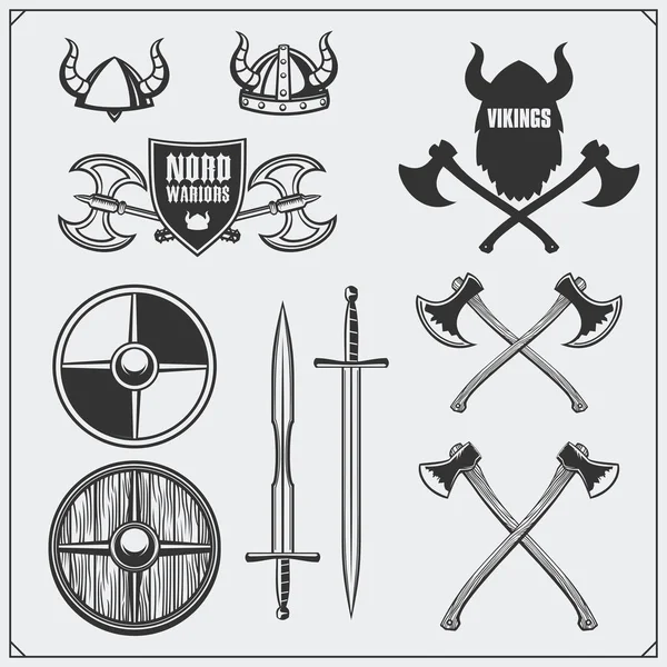 Conjunto vikingo. Casco con cuernos, escudo, espada y hacha. Estilo vintage . — Vector de stock