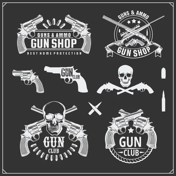 Collectie van geweren. Revolvers, geweren en geweren. Gun club labels en ontwerpelementen. — Stockvector