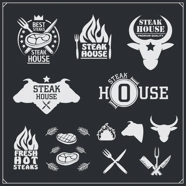 Conjunto de etiquetas para churrasco e grelhador. emblemas de churrasco, emblemas e elementos de design. Ilustração monocromática vetorial . —  Vetores de Stock