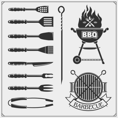 Barbekü ayarlayın. Biftek simgeler, Barbekü araçları ve etiketleri ve Amblemler. Tek renkli vektör çizim.