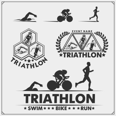 Triatlon etiketleri, amblemler rozetleri ve tasarım öğeleri kümesi. Yüzme, Bisiklet ve çalışan.