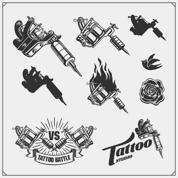 Emblemas de salón de tatuaje con equipo profesional . — Archivo Imágenes Vectoriales